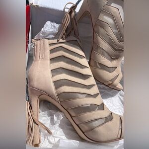 Guess heels 91/2 women’s ships asap like new